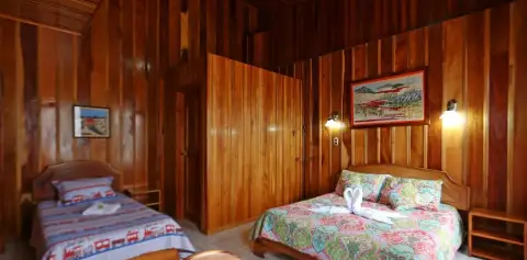 Wood Panel Twin Room Hotel Las Orquideas